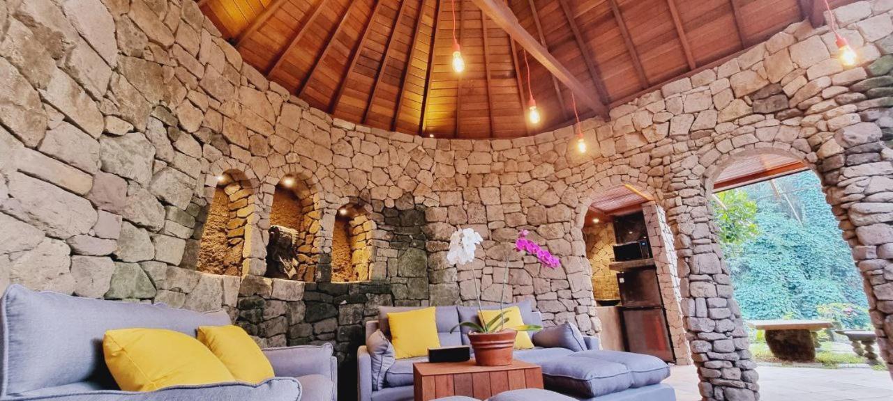 Avalon Ubud Castle & Spa Экстерьер фото