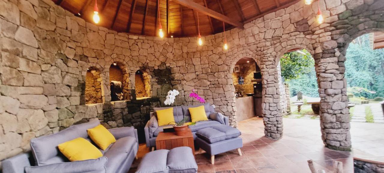 Avalon Ubud Castle & Spa Экстерьер фото